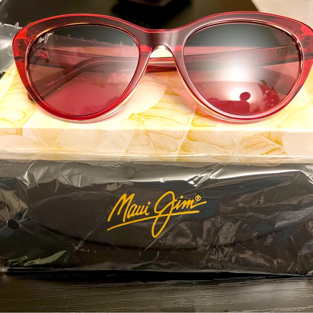 ROSE KALANI RASPBERRY W/ CRYSTAL INTER
2P
MJ Small Trifold Case w/Cloth